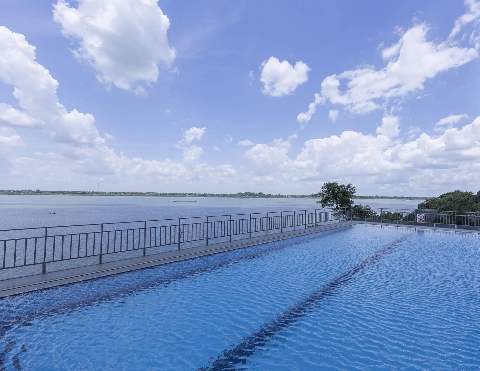 High Sky Hotel Phnom Penh Exterior photo
